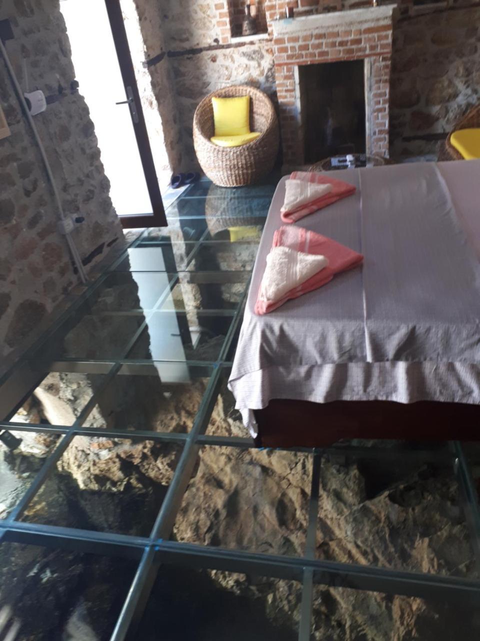 Nuci'S Home Glass Floor Tushemisht Buitenkant foto