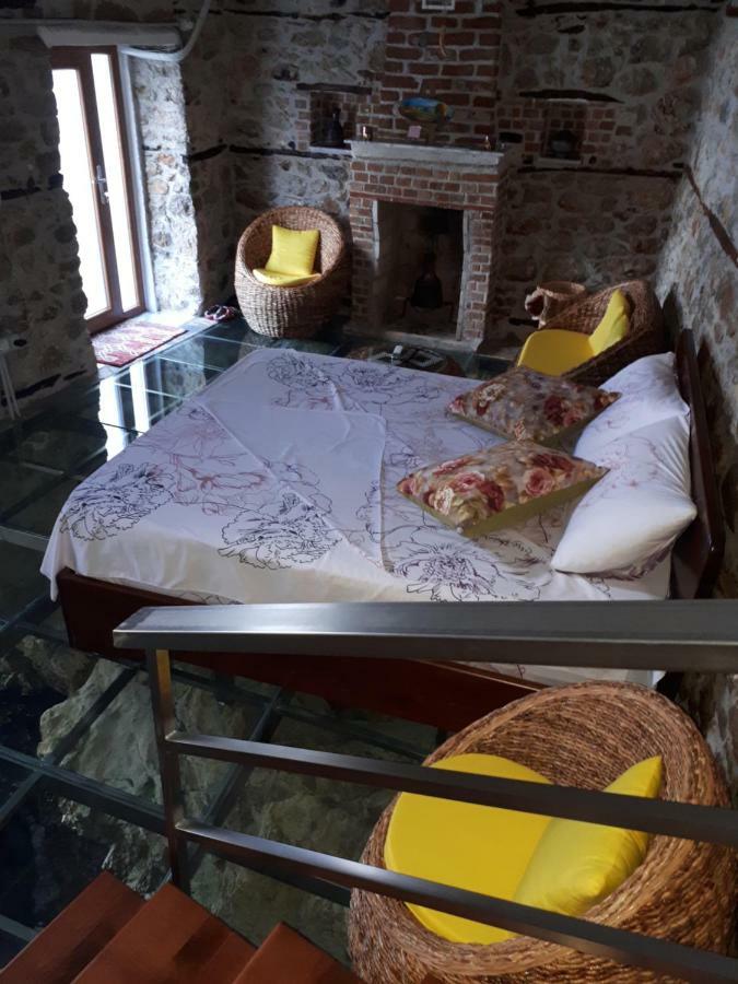 Nuci'S Home Glass Floor Tushemisht Buitenkant foto